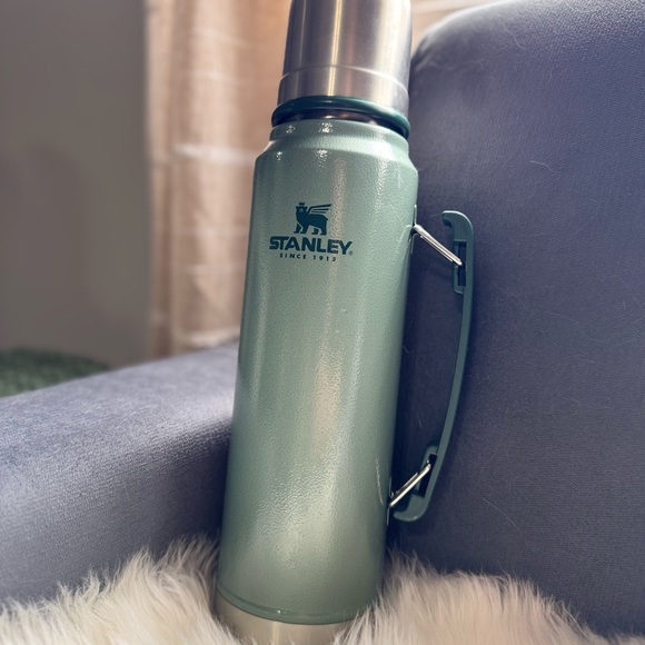 Stanley Classic Green Thermos - Picture 3 of 4